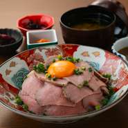 特製ローストビーフの月見丼