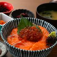  国産サーモンとイクラの親子丼
