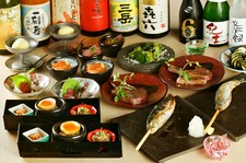 炭彩コースは、炉端で焼くお肉料理や市場直送のお刺身など、全9品のラインナップでお楽しみいただけます。