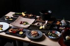 【2時間飲み放題付き】
炭火の温もりと職人の技が光る､肉炉端焼きコース｡
