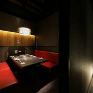 店内には完全個室も用意されています。上質な和空間は、接待・会食・商談などビジネスシーンに最適です。ゆったりとくつろぎながら日本三大和牛の松阪牛を堪能すれば、贅沢な時間を過ごせること間違いありません。