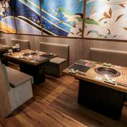 店内は、和の情緒とモダンなセンスが溶け合う、心地よい和空間です。SNS映えする雰囲気と、専門店だからこそ味わえる肉の品質と価格。パーティスペースも完備し、最大32名の宴会も可能です。