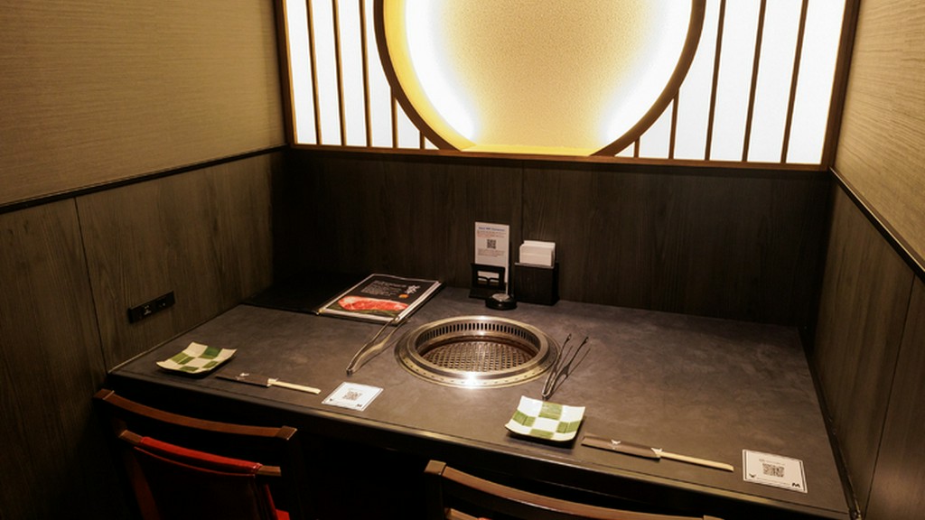 和モダンな内装で、特別な日を過ごすのに相応しい落ち着いた空間
