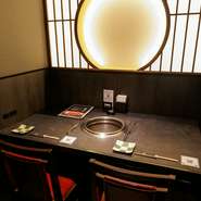 店内には、デートにオススメの二人用個室も用意されています。和モダンな内装で、特別な日を過ごすのに相応しい落ち着いた空間です。カウンター風に横並びに座り、ゆっくり食事を愉しむ大人デートも良いものです。