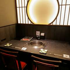 和モダンな内装で、特別な日を過ごすのに相応しい落ち着いた空間