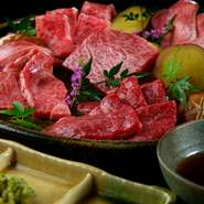 柔らかく脂がのっており、部位ごとのおいしさを満喫。香りや食感に深みがあり、サシが広がります。松阪牛の旨みを引き出した一皿。

特選カルビ／特選ロース／サーロイン／本日の松阪牛2種／赤身すき焼き／焼野菜