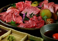 柔らかく脂がのっており、部位ごとのおいしさを満喫。香りや食感に深みがあり、サシが広がります。松阪牛の旨みを引き出した一皿。

特選カルビ／特選ロース／サーロイン／本日の松阪牛2種／赤身すき焼き／焼野菜