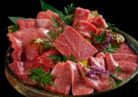料理人によって手切りされた盛り合わせは、繊細な技と知識が込められており異なる部位が織りなす風味や食感の調和を楽しめます。
特選カルビ／特選ロース／サーロイン／ヘレ／本日の松阪牛3種／赤身すき焼き／焼野菜