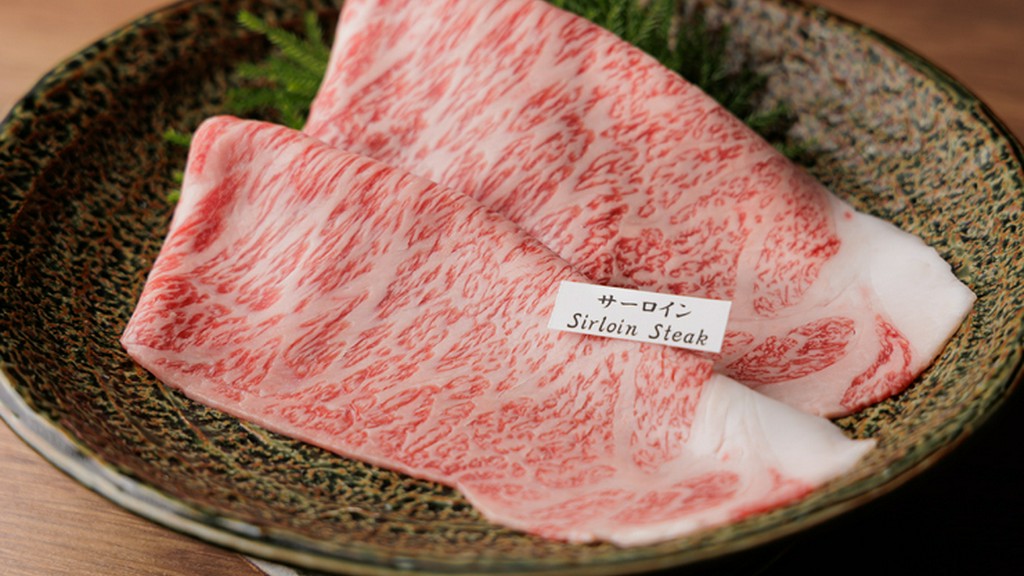 舌の上でとろけるような味わいがあり、一度食べたら忘れられない『松阪牛特選霜降りすき焼き』