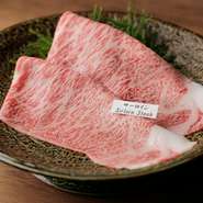 牛肉のプロが目利きした、厳選された産地直送の松阪牛をすき焼きで味わう一品。美しいサシの入った霜降り肉は舌の上でとろけるような味わいがあり、一度食べたら忘れられません。