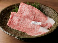 舌の上でとろけるような味わいがあり、一度食べたら忘れられない『松阪牛特選霜降りすき焼き』