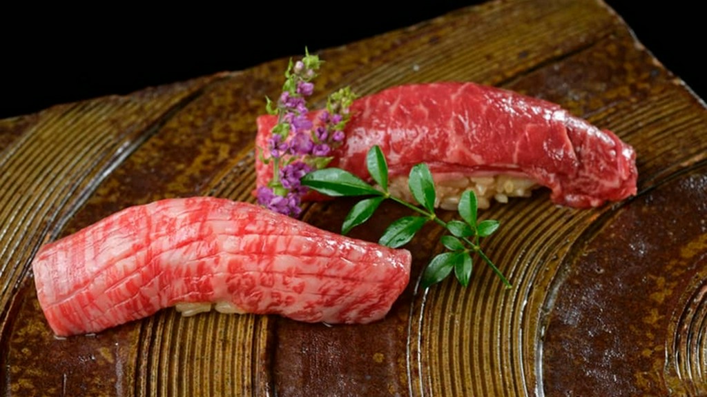 一口食ごとに肉の豊かな風味が広がる『松阪牛霜降赤身2種盛り合わせ』