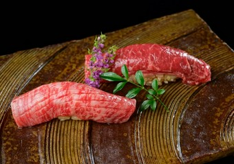 一口食ごとに肉の豊かな風味が広がる『松阪牛霜降赤身2種盛り合わせ』