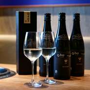 特別な日のお酒にふさわしい一本。幻の酒米と称される金紋錦を使った純米大吟醸酒。シルクのような滑らかな口当たりと、上質な甘味、奥行きのある旨味が魅力です。Glass ￥2,500(税込/￥2,750)
