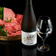 初めに甘みが広がり、松阪牛と調和する。ひと口ごとに旨味を引き出す。Glass ￥1,300(税込/￥1,430)