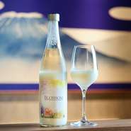 松阪牛の旨味を最大限に引き立てるお酒。口の中で弾ける発泡感。甘味と酸味のバランス。華やかな味わい。松阪牛の専門店ならではの今までとはひと味違うオリジナルどぶろくです。Glass ￥1,300(税込/￥1,430)