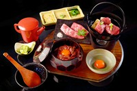 Mが厳選する松阪牛を様々な方法でお楽しみいただく ひつまぶしです。
松阪牛まぶし/松阪牛焼肉2種/松阪牛厚切りすき焼き/香の物/デザート