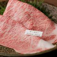 日本を代表する高級和牛である松阪牛。格別な旨みと甘み、上品な香り、とろけるような柔らかさ、美しい霜降りをすき焼きで堪能できます。割り下の味が染み込んで、濃縮された旨みに舌鼓。