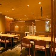 白木を基調に、ゆったりとした佇まいの店内。落ち着いた照明が一時の安らぎを演出してくれます。肩肘張らせないお店のムードも魅力的。旨い料理・酒をリラックスしつつ楽しめる、隠れ家的な空間です。