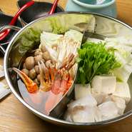 新鮮な海の幸を使ったバラエティ豊富な料理を用意。シェアして楽しめるボリューム感のあるメニューもあり、ディナー・ランチ女子会にも最適なスポットです。上質な旬菜・お酒に、いつも以上に会話も弾みます。