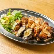 こだわりの鶏のもも肉に、スパイスを効かせた一枚焼きで提供。サイズは、シングル1280円（税込1408円）、ダブル2380円（税込2618円）、ハーフサイズ790円（税込869円）から選べます。