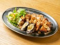 こだわりの鶏のもも肉に、スパイスを効かせた一枚焼きで提供。サイズは、シングル1280円(税込1408円)、ダブル2380円(税込2618円)、ハーフサイズ790円(税込869円)から選べます。