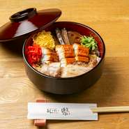 旨みたっぷりの鶏めしに、うなぎをプラス。盛りだくさんの『うな鶏めし』をメインに迎えた贅沢な御膳です。