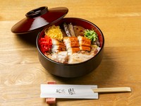 旨みたっぷりの鶏めしに、うなぎをプラス。盛りだくさんの『うな鶏めし』をメインに迎えた贅沢な御膳です。