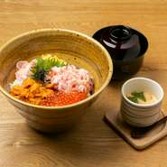 うに・かに・いくら。北海道を代表する三大味覚を一度に満喫できる、【あんばい】自慢の特上丼物。互いの旨みが旨みを引き立て合う、見事な相乗効果。良質な素材同士のコンビネーションを楽しめます。