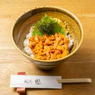 北海道産のうにをメインに迎えた丼物。品のある甘みに海の香り、濃密なうにの味わいを存分に楽しむ贅沢な一杯です。【あんばい】が自信を持って薦めるうにを、心ゆくまで堪能できます。