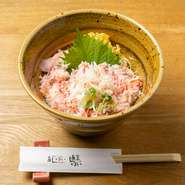 ほんのり暖かい特製ご飯に、かにだけをたっぷりのせた、シンプルで贅沢な味わい。かに増量も1980円（税込2178円）でオーダーできます。