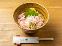 ほんのり暖かい特製ご飯に、かにだけをたっぷりのせた、シンプルで贅沢な味わい。かに増量も1980円(税込2178円)でオーダーできます。