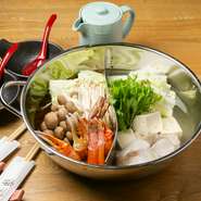 刺身としても楽しめる鮮度の国産ふぐ＆かにを、一つの鍋で同時に楽しめるメニュー。新鮮なふぐ・かにをサッと鍋に潜らせ、かつおだしを効かせたポン酢で賞味あれ。