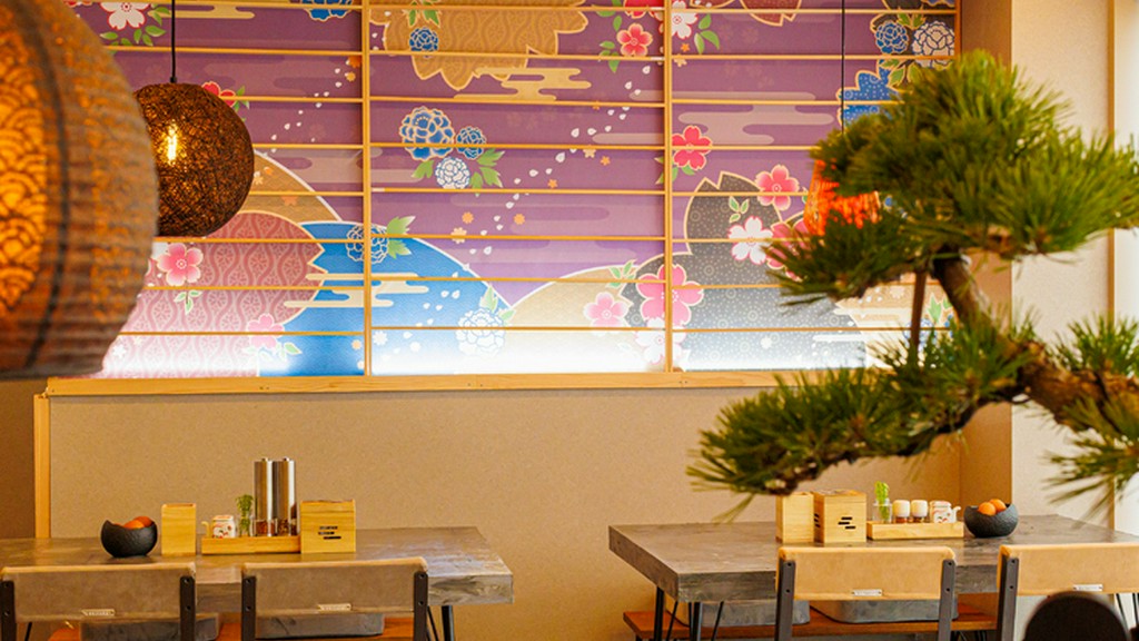 木の温もりが感じられるインテリアと、心地よい音楽が流れる空間