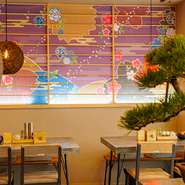 和をモチーフに浮世絵や松、竹などで飾飾された店内。オシャレな木の温もりが感じられるインテリアと、心地よい音楽が流れる空間は、食事をより一層特別なものにしてくれます。