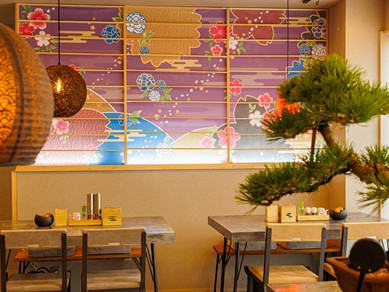 木の温もりが感じられるインテリアと、心地よい音楽が流れる空間