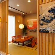 店内には、爽やかな畳のい草の香りに包まれた、座敷席が用意されています。大切な方の記念日や、もてなしの場にも最適。至る所に散りばめられた趣きが、料理を待つ間も退屈させません。