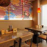 家族連れにもオススメの一軒。座敷が苦手な外国の方や、年配者の方もテーブル席なら安心です。新鮮な和牛や海鮮を使った豊富なメニューが揃い、家族みんなで楽しい一時が過ごせます。