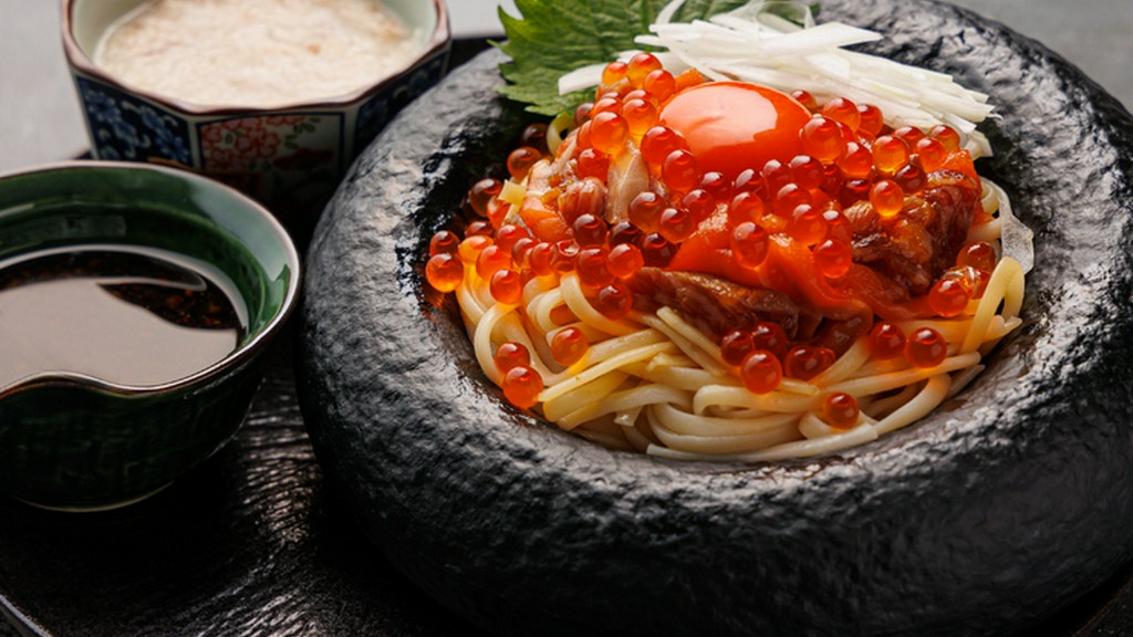 和牛とサーモンをふんだんに使用。ユッケ風ソースとの相性バツグン『冷製和牛サーモンの爆弾月見生パスタ』