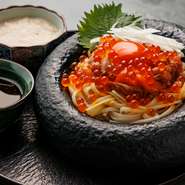 創業100年超の老舗製麺所である「淡路麺業」製の生パスタを使用。パスタの上には和牛とサーモンをふんだんに使い、ユッケ風ソースとの相性もバツグンです。とろろを絡めて食べると二度楽しめる冷製パスタです。