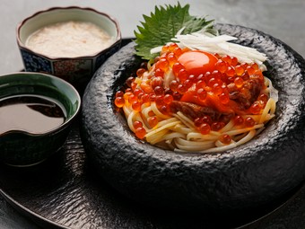 和牛とサーモンをふんだんに使用。ユッケ風ソースとの相性バツグン『冷製和牛サーモンの爆弾月見生パスタ』