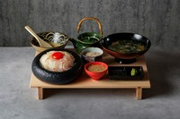 鯛の海鮮丼をまずはそのまま胡麻醤油食べていただいて、まぶしで味変していただく定番の人気メニュー