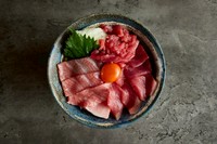 本マグロの中トロ、赤身、ネギトロが乗った贅沢な海鮮丼。