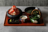 新鮮な海鮮爆弾がご飯の上に乗り、そこに高級食材が乗った海鮮丼になります。まずはそのままお召し上がり下さい。次に高級とろろと卵をかけてお召し上がり下さい。最後に出汁をかけてまぶしでお召し上がり下さい。