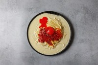 淡路麺業の生パスタを使用した特製濃厚カルボナーラです。パスタの上には和牛といくらを乗せており、高級感溢れるパスタになっております。生卵を絡めて食べると二度お楽しみいただけます。