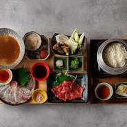 淡路鯛と淡路鶏をメインにそれぞれ、刺身・炙り・しゃぶしゃぶと何度も味変を楽しめる御膳です。お米は注文ごとに釜で炊きあげ。〆は卓上の高級卵と高級海苔を入れた最強の卵かけ雑炊を楽しめます。