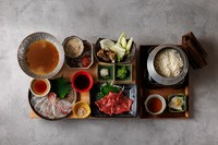淡路鯛と淡路鶏をメインにそれぞれ、刺身・炙り・しゃぶしゃぶと何度も味変を楽しめる御膳です。お米は注文ごとに釜で炊きあげ。〆は卓上の高級卵と高級海苔を入れた最強の卵かけ雑炊を楽しめます。