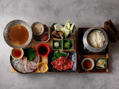 店の看板メニュー。刺身・炙り・しゃぶしゃぶと何度も味変を楽しめる『SHIMADORO御膳』