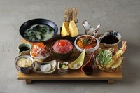 和牛の炙り井、漁師飯、三宝井を楽しめる上に天ぷらやだし巻きなどを楽しめる日頃の日常から離れ、贅沢を味わえる一膳です。
【三宝丼の場合 8580円】
【鯛の海鮮まぶしの場合 6380円】