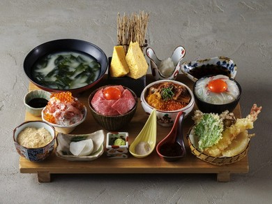 和牛炙りと漁師飯と 三宝井（うに、いくら、数） 鯛めしと三宝丼の4種食べ比べ御膳